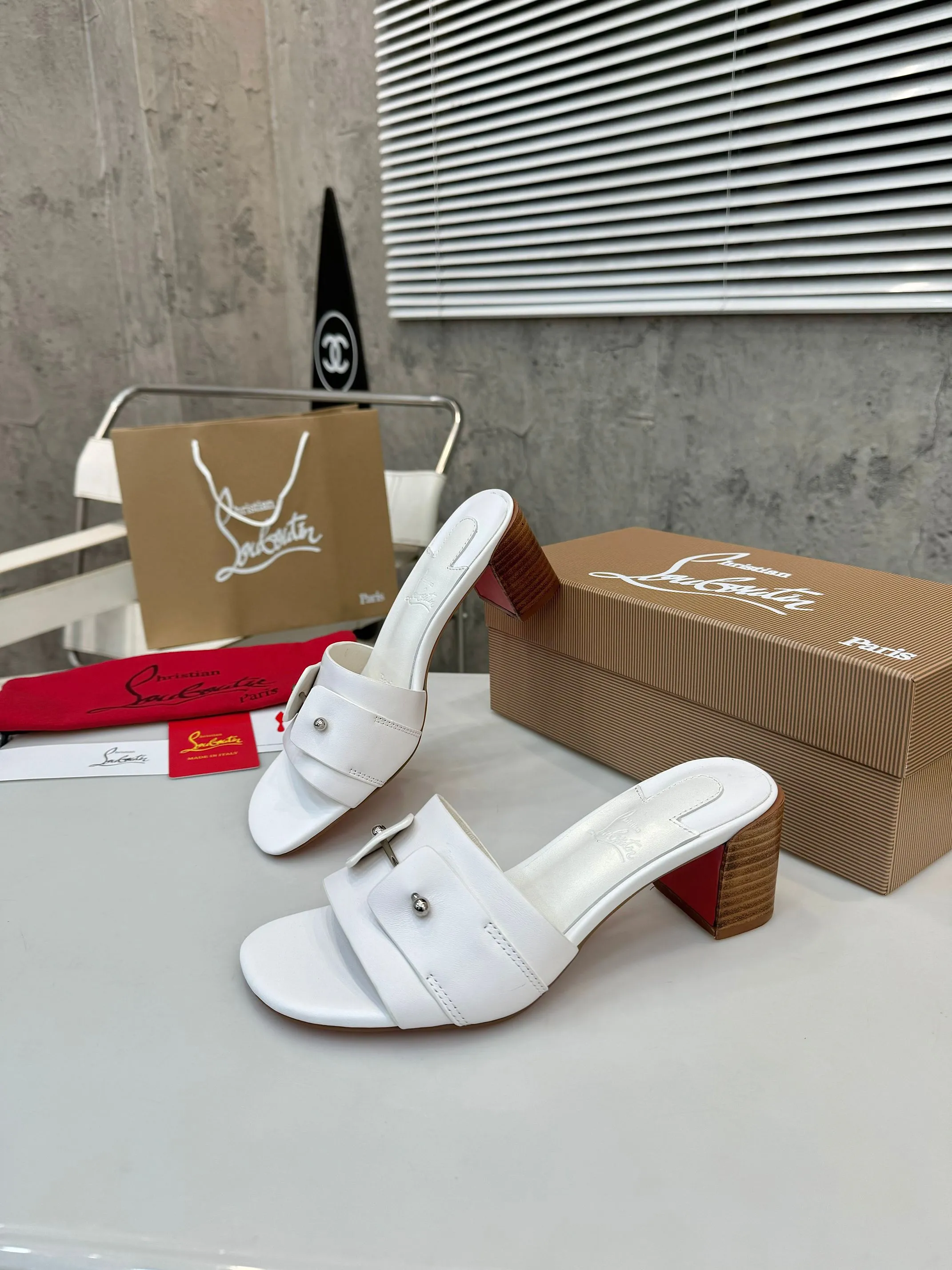 👟👟Ex-factory price 420👟👟 Genuine leather base +40 Top version Purchasing level ⚡③ colors to choose from. Christian Louboutin (CL) logo design is launched this year. The latest catwalk style of red-soled shoes 💥abbreviated as CL. This year's T-stage catwalk style of red-soled shoes👠 has a fresh and refreshing feel, and is perfect on the feet. 💃elegant and crystal clear. All accessories, materials and patterns are all customized at the original 1:1, zero distance from the original version. 1⃣ Upper: cowhide + unique logo 2⃣ Inner: sheepskin 3⃣Outsole: Original one-to-one molded genuine leather rubber non-slip two-color label outsole 4⃣🔺Original packaging 5⃣Number of yards: 35-42 (refundable or exchangeable if ordering 42)